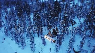 山上的小茅<strong>屋</strong>被雪覆盖着。 用无人驾驶<strong>飞</strong>机<strong>飞</strong>过森林和美丽的小<strong>屋</strong>。